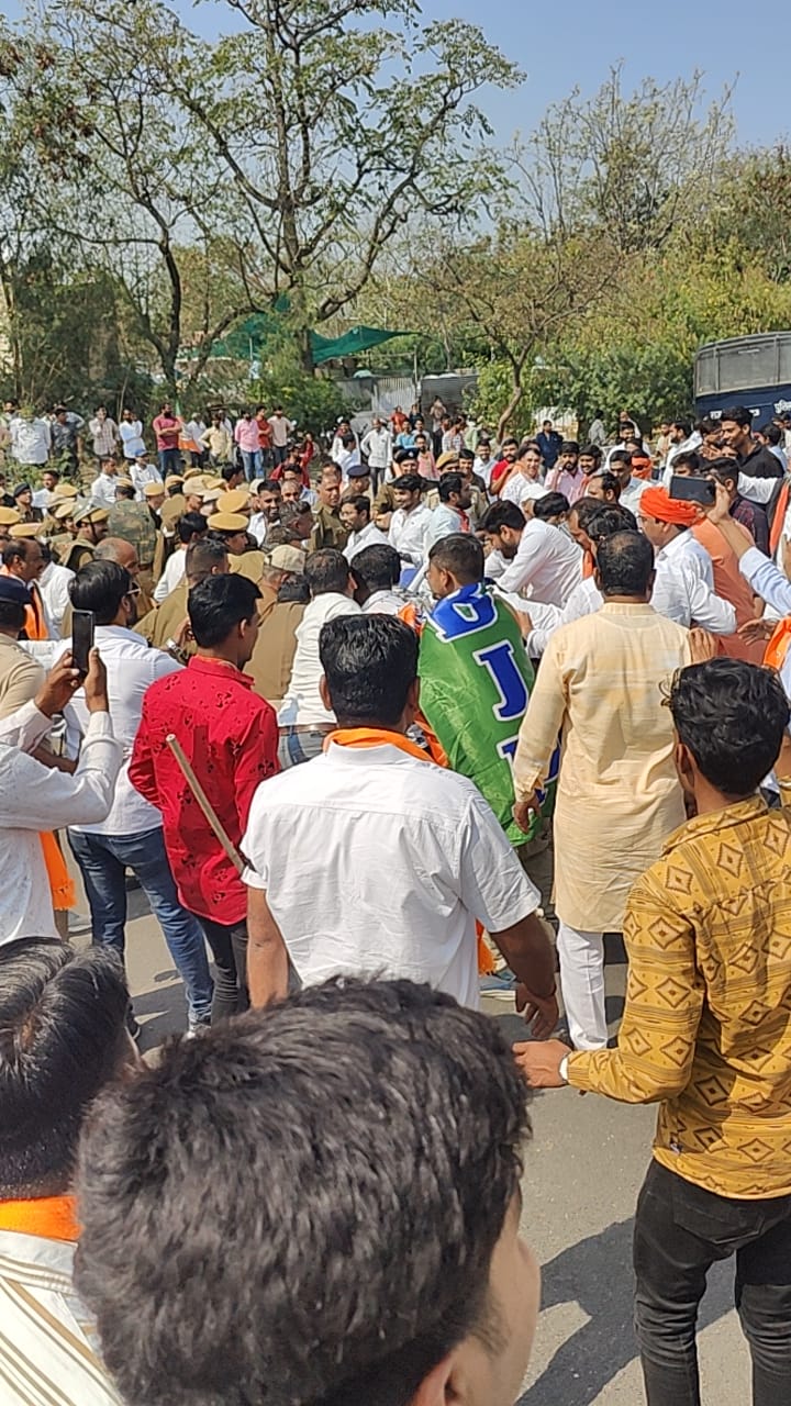 सीएम हाउस जाते वक्त बीजेपी कार्यकर्ता पुलिस से झगड़े।