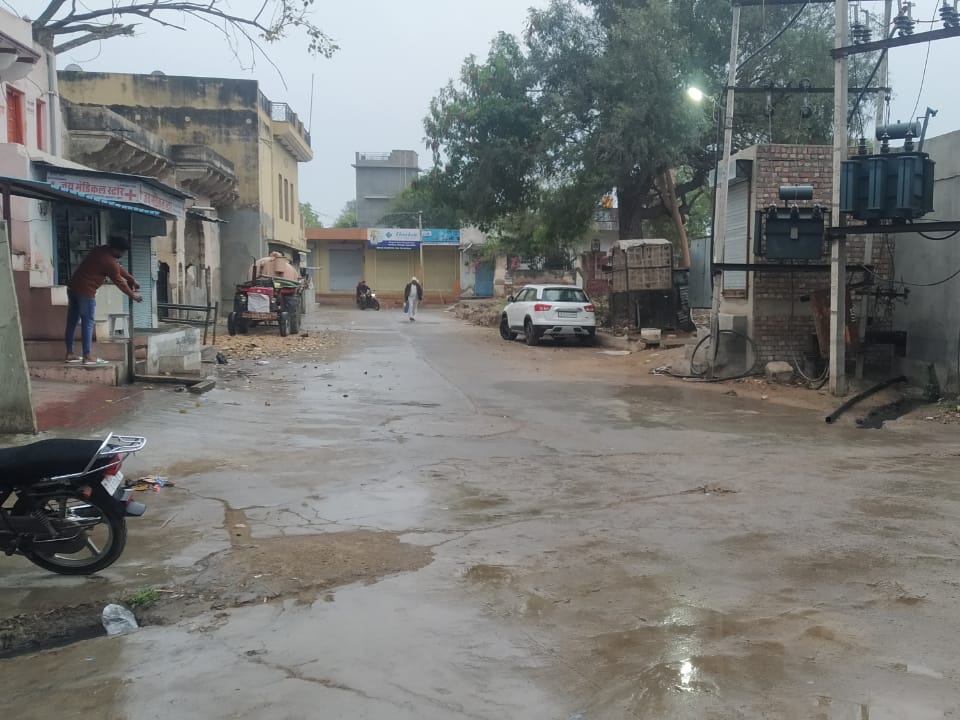 सीकर के फतेहपुर में शनिवार सुबह काले बादल छाए रहे। बिजली कड़कने के साथ हल्की बारिश हुई।