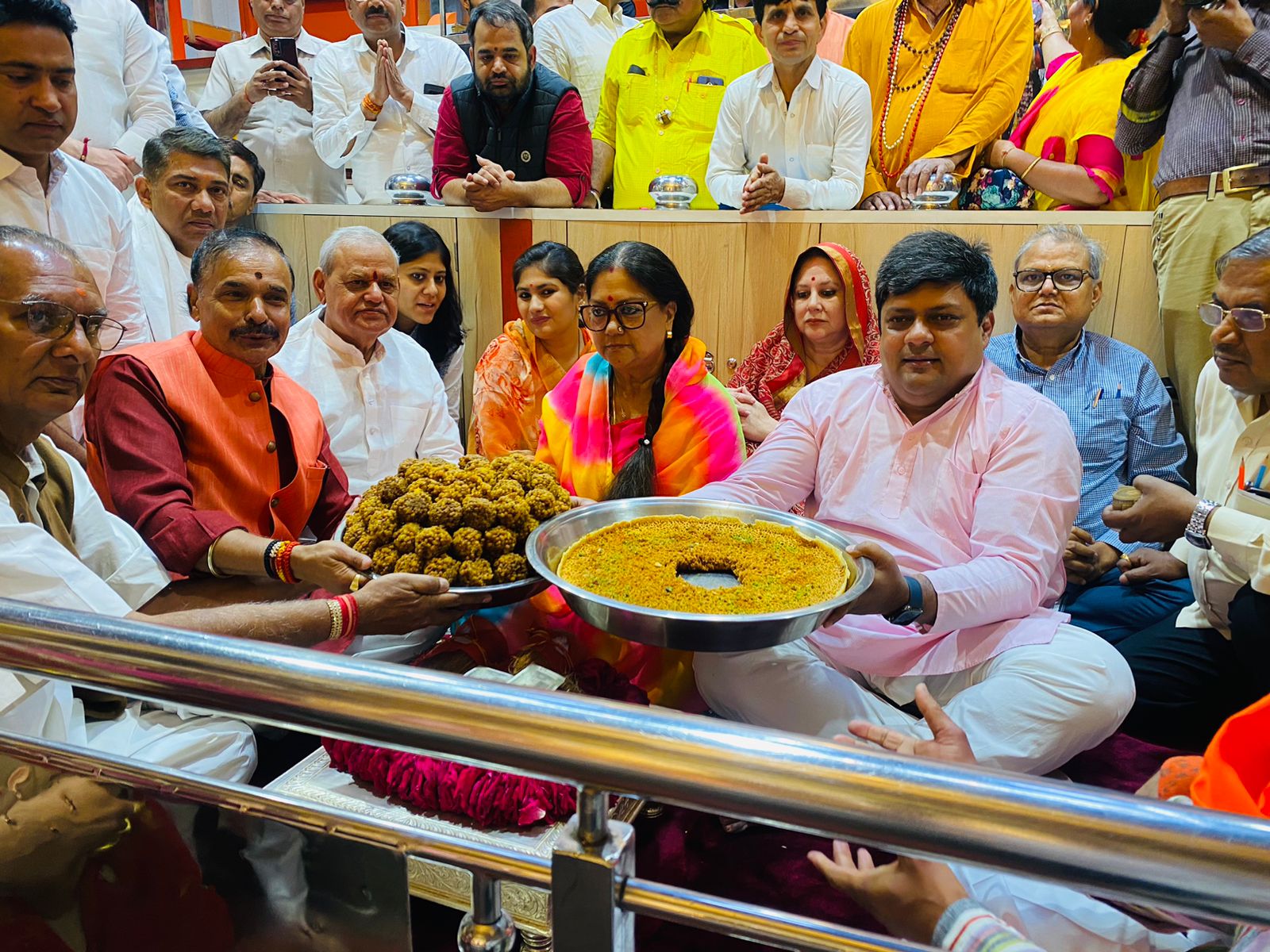 सालासर बालाजी में पूजा-अर्चना के बाद पूर्व सीएम अपने परिवार के साथ। इस दौरान बालाजी को लड्‌डुओं और घेवर का भोग लगाया।