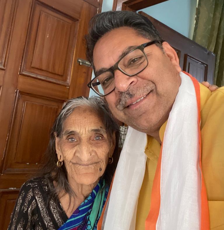 बीजेपी के प्रदेश अध्यक्ष सतीश पूनिया ने आज सुबह प्रदर्शन में आने से पहले ट्विटर पर अपनी मां के साथ फोटो पोस्ट कर लिखा कि “ घर से निकलता हूँ तो माँ की दुआओं का क़ाफ़िला साथ होता है ”।