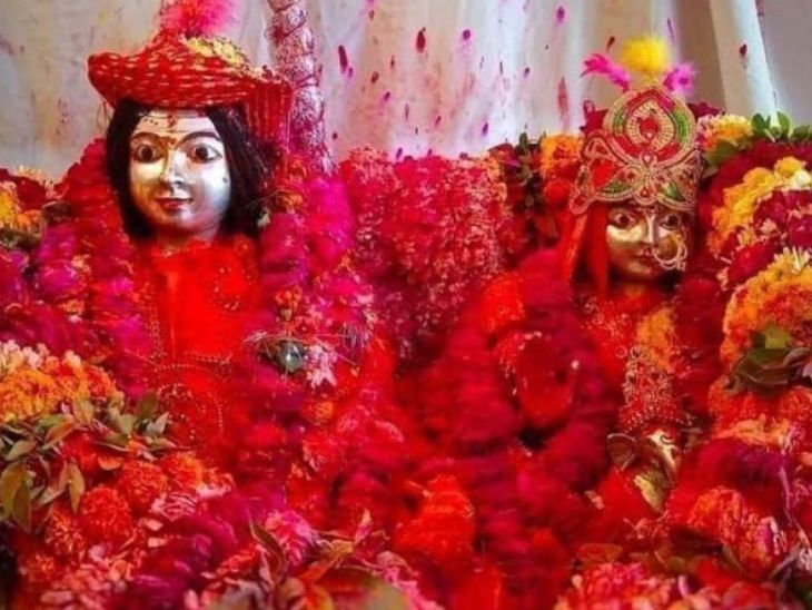 पालकी में सवार होकर श्रीकाशी विश्वनाथ मंदिर के गर्भगृह में विराजमान शिव-पार्वती।