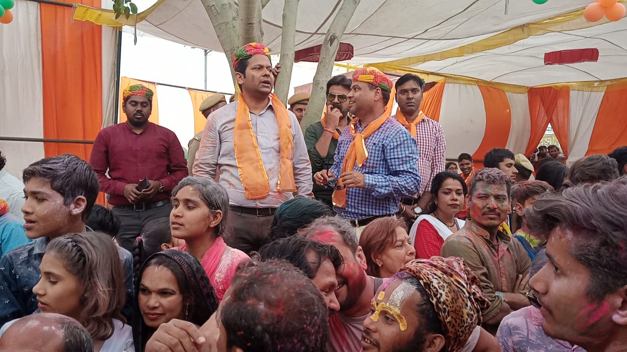 इस दौरान डीएम समेत तमाम प्रशासनिक अधिकारी सिविल ड्रेस में सुरक्षा व्यवस्था का जायजा लेते रहे।