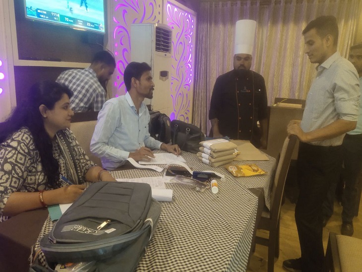 प्लेजर बार एंड रेस्टोरेंट का सैंपल जब्त करते अधिकारी।