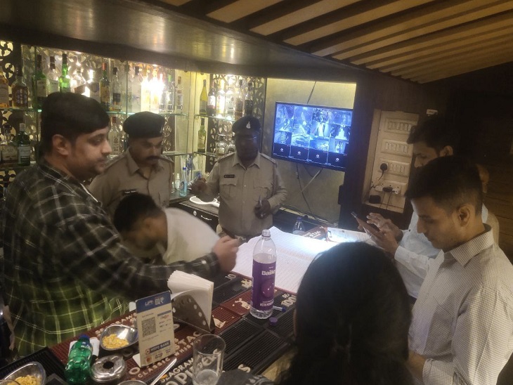 रात एक बजे पंजाब बार में अधिकारी ने दी दबिश।