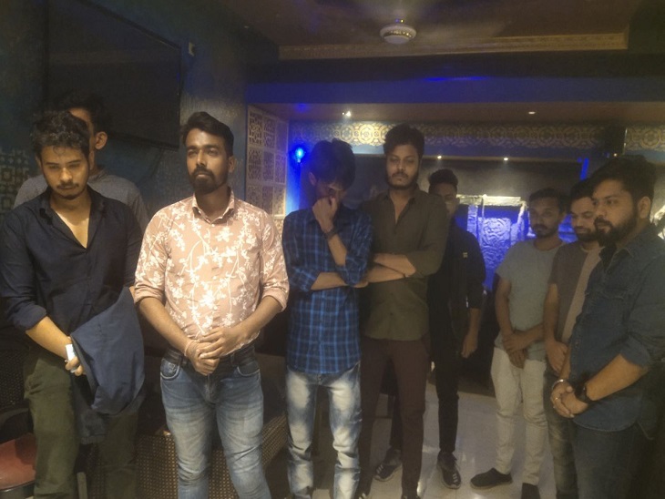 पंजाब बार में रात एक बजे शराब पार्टी करते पकड़े गए लड़के।