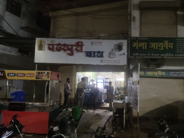 रात डेढ़ बजे चाय की दुकान में की छापेमारी