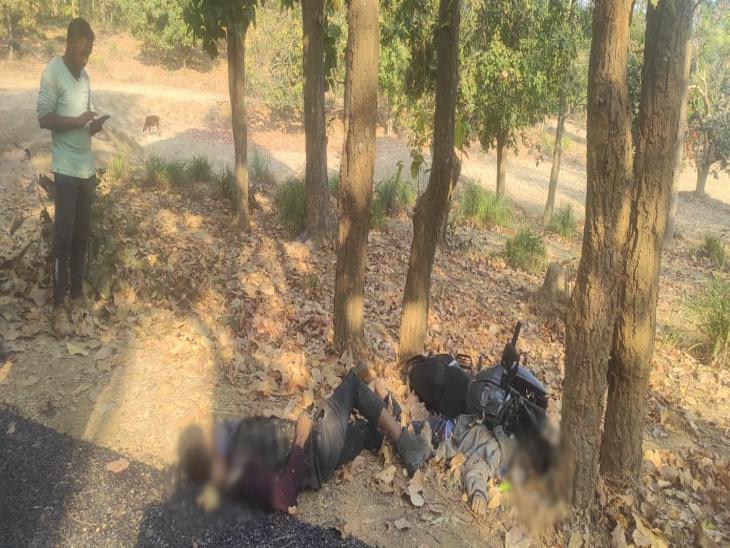 सड़क किनारे जीजा-साले के शव पड़े हुए, शराब के नशे में हुआ हादसा। गांववालों ने पुलिस को दी सूचना।