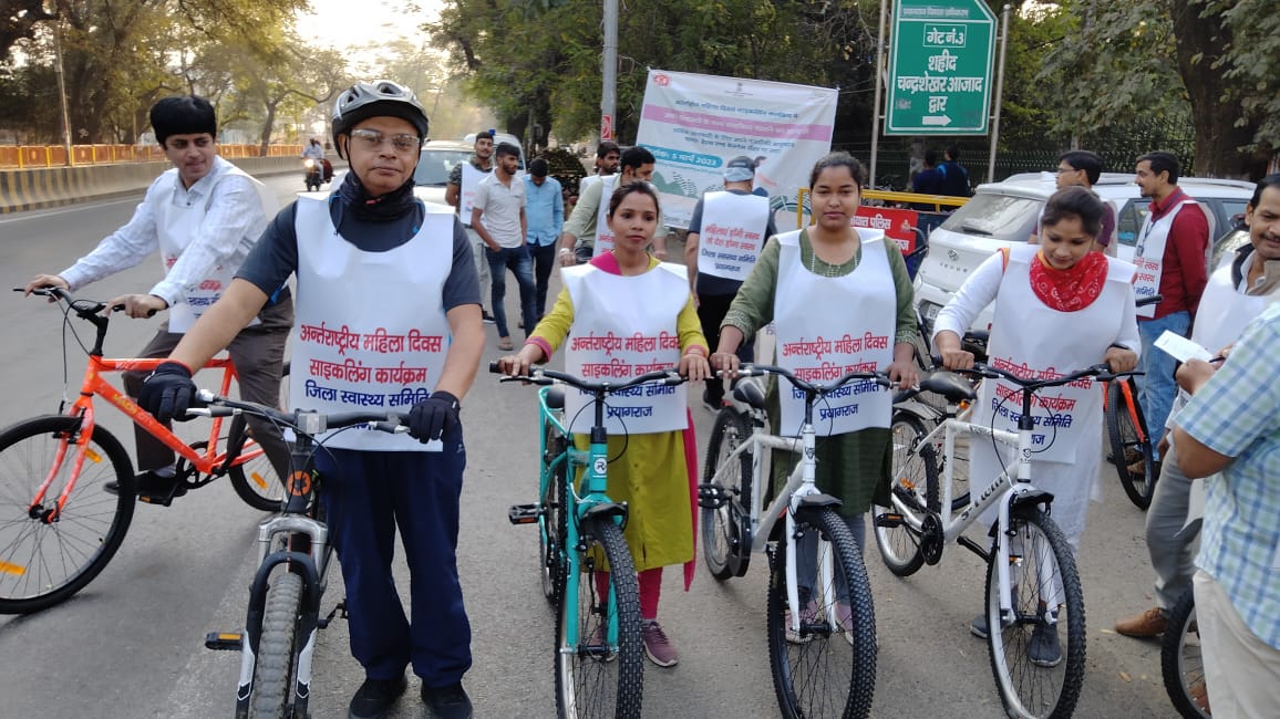 सीएमओ डॉ. आशु पांडेय ने चलाई साइकिल।
