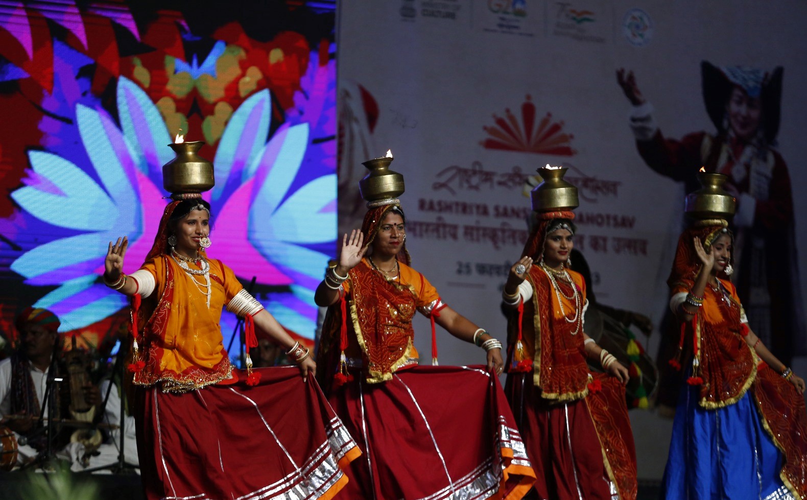इस दौरान राजस्थान के कलाकारों ने भी परंपरागत लोक नृत्य पेश किया।