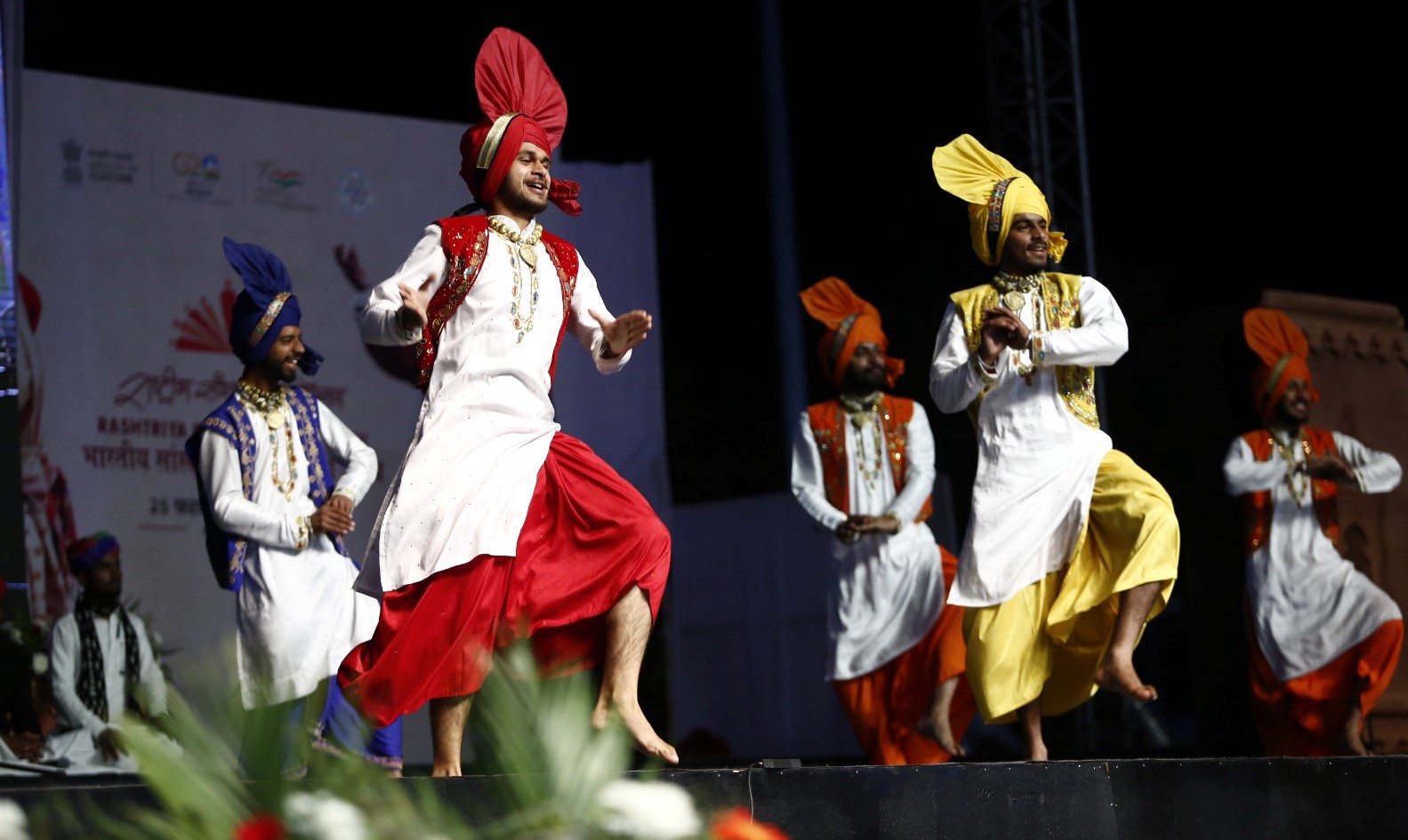 पंजाबी कलाकारों ने भंगड़ा किया तो हर कोई झूम उठा।