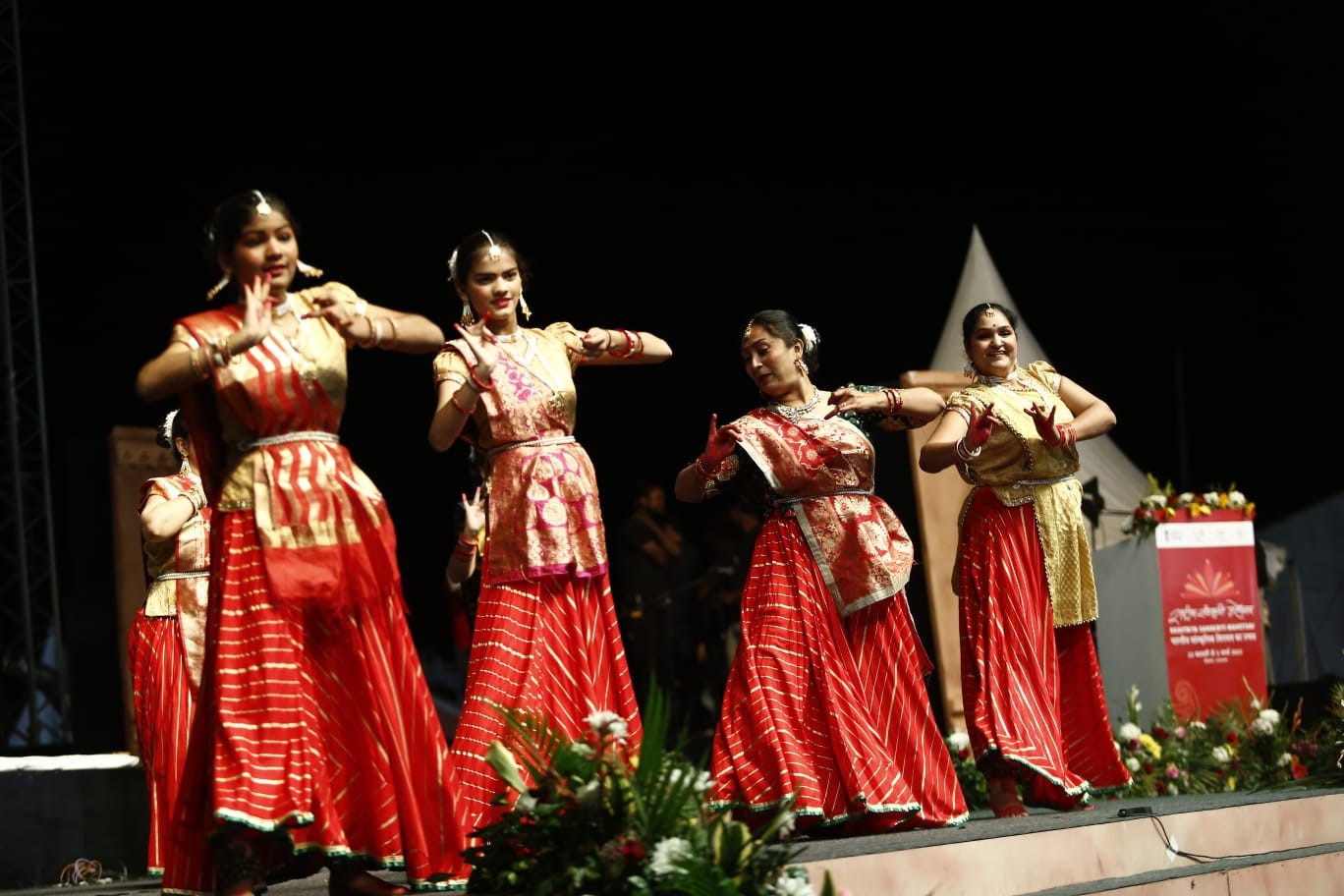 अंतरराष्ट्रीय कथक नृत्यांगना वीणा जोशी के साथ स्थानीय कलाकारों ने भी प्रस्तुति दी। स्कूली छात्रा दिव्यांशी व्यास भी मंच पर नजर आई।