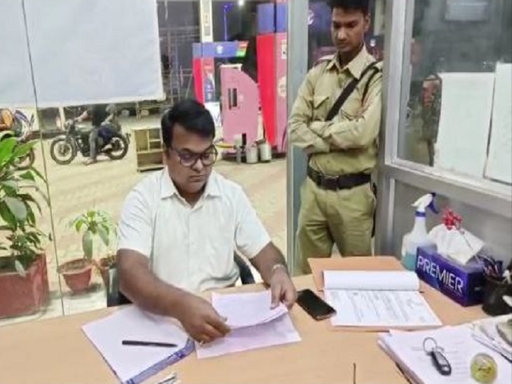 पेट्रोल पंप में जांच करती खाद्य विभाग की टीम