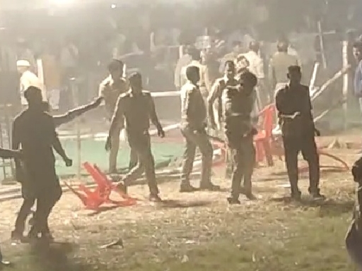 पुलिस ने उपद्रवियों को लाठीचार्ज करके खदेड़ा। कई घंटे बाद दोबारा से कार्यक्रम शुरू हुआ।