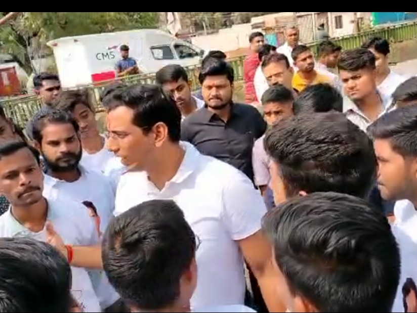 रायपुर में ईडी ऑफिस के बाहर भारी संख्या में विधायक देवेंद्र यादव के समर्थक भी जुटे हुए हैं।