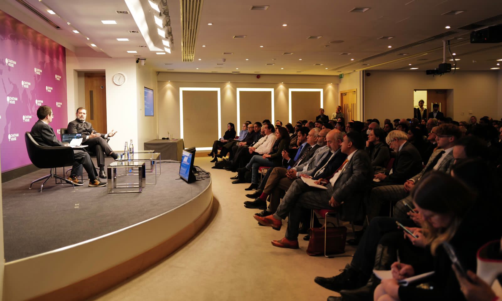 चैथम हाउस में राहुल गांधी ने दुनिया में भारत की बदलती भूमिका पर बातचीत की।