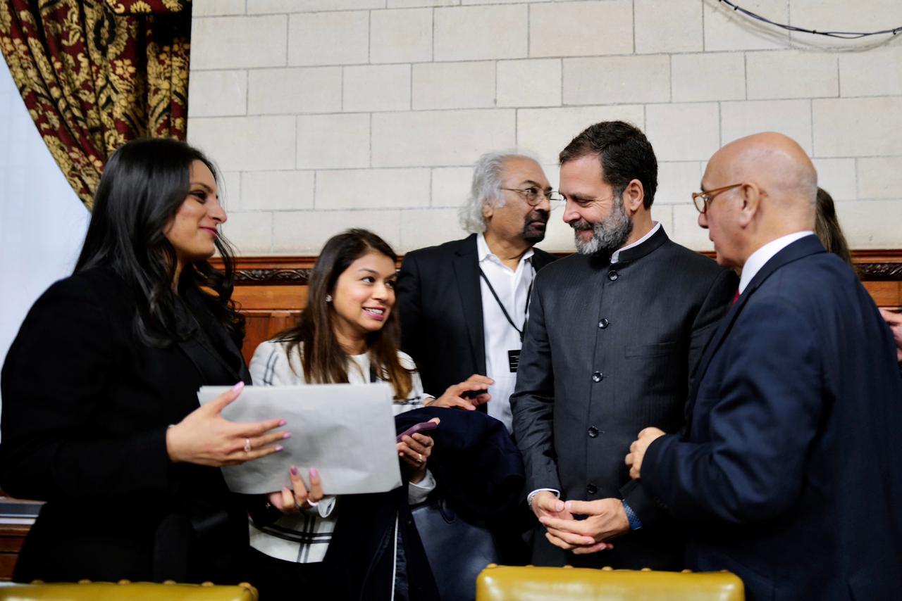 ब्रिटिश संसद के ग्रैंड कमेटी रूम में अपने भाषण के बाद लोगों से मिलते राहुल गांधी।