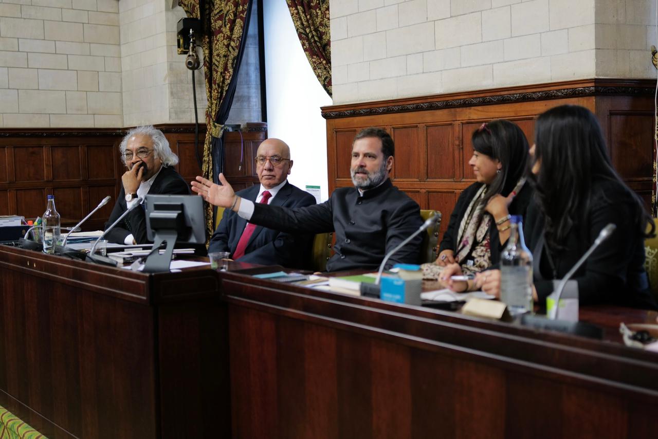 ब्रिटिश संसद के ग्रैंड कमेटी रूम में ब्रिटिश सांसदों, पत्रकारों, समुदाय के नेताओं और इंडियन ओवरसीज कांग्रेस के नेताओं के आगे स्पीच देते राहुल गांधी।