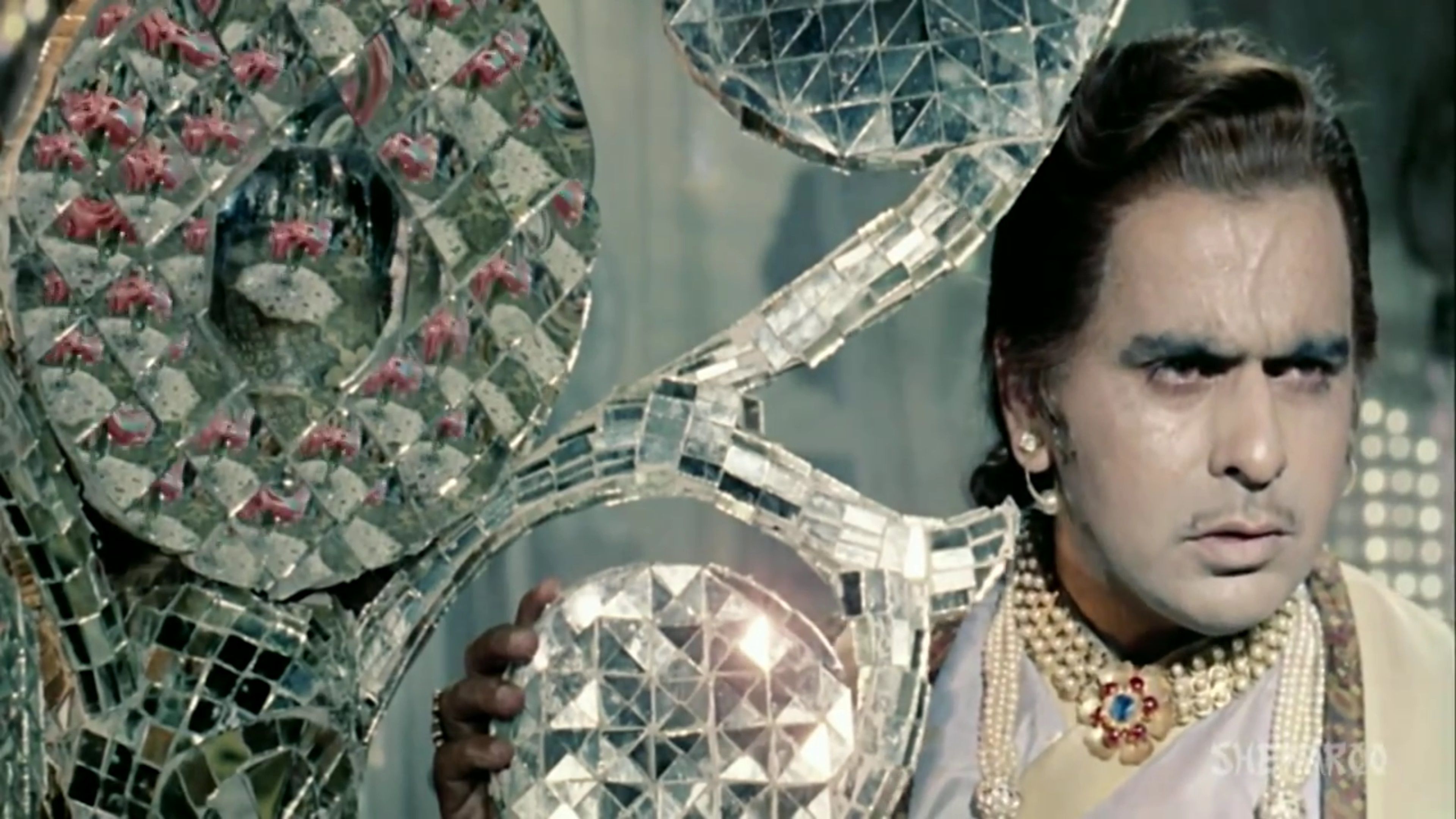 के.आसिफ को फिल्म के शीश महल का आइडिया जयपुर के आमेर किले के शीश महल से मिला था।