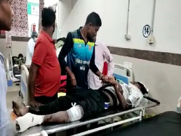 अस्पताल में घायल युवक को भर्ती कराया गया। युवक के पास मौजूद उनके परिजन।