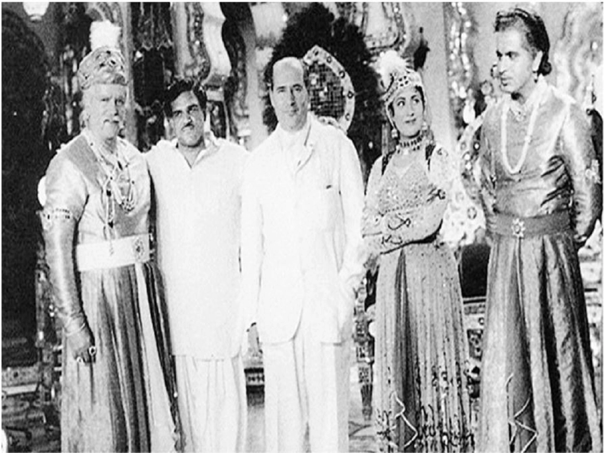 मुगल-ए-आजम की स्टार कास्ट के साथ के.आसिफ।