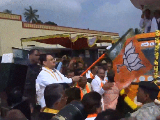 भाजपा के राष्ट्रीय अध्यक्ष जेपी नड्डा ने कर्नाटक के चामराजनगर में हरी झंडी दिखाकर विजय संकल्प यात्रा को रवाना किया।