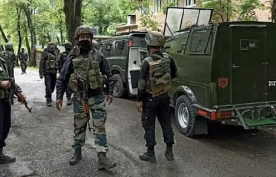 तस्वीर मिलिटेंट्स से मुठभेड़ के बाद खड़े भारतीय सेना के जवानों की है। (फाइल फोटो)