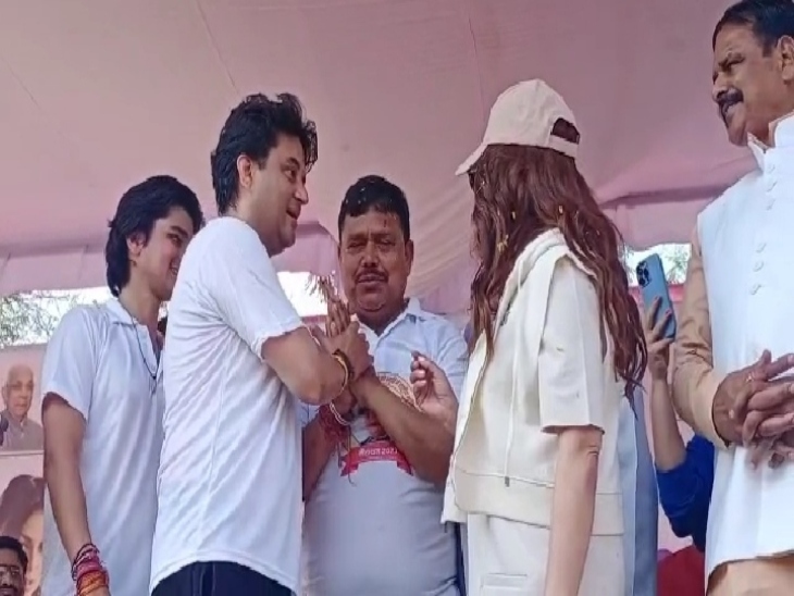 ऊर्जा मंत्री की सिंधिया भक्ति देखकर एक्ट्रेस महिमा चौधरी हैरान रह गईं।