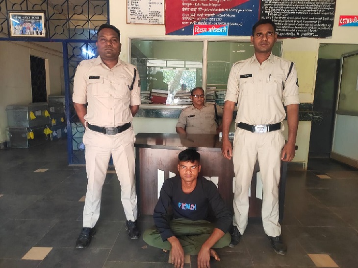 पुलिस गिरफ्त में आरोपी मनीष नेताम, स्कूल आते-जाते भी छात्रा को परेशान करता था।