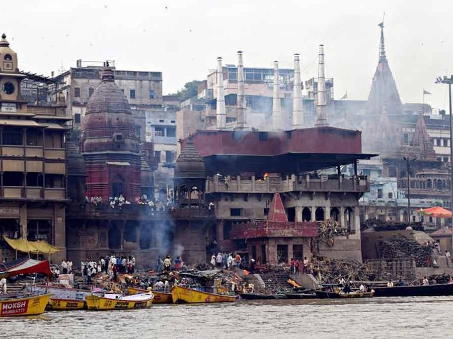 मणिकर्णिका घाट पर हमेशा जला करती हैं चिताएं।