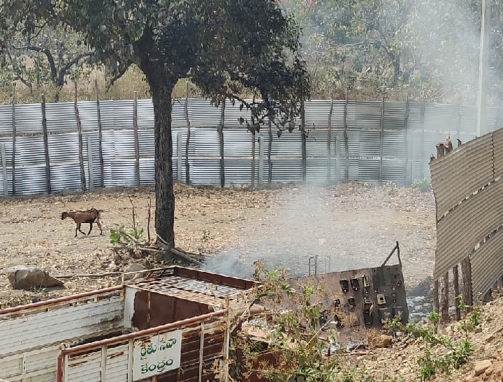 वर्दीधारी माओवादियों ने काम किया।