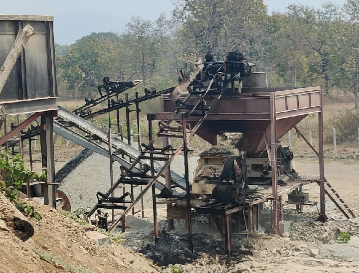 माओवादियों ने इंटरनेट पर क्रेशर को आग लगा दी है।  - दैनिक भास्कर