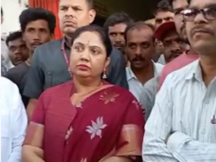 नेपानगर विधायक सुमित्रा कास्डेकर को ग्रामीणों ने घेरा। बोले- अतिक्रमणकारियों पर कार्रवाई क्यों नहीं।