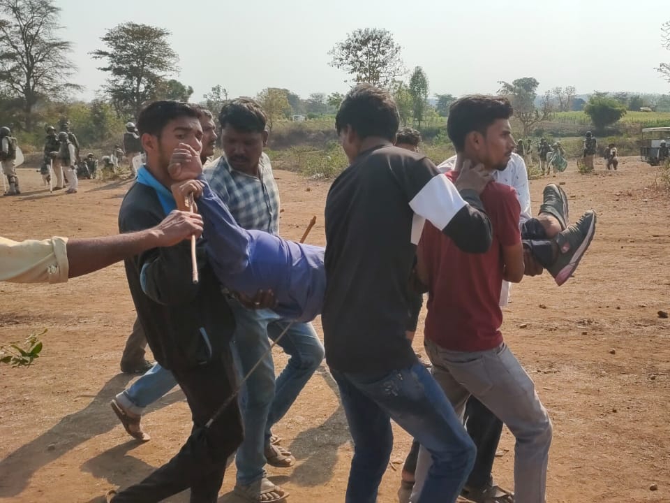 अतिक्रमणकारियों द्वारा छोड़ा गया तीर एक ग्रामीण की पीठ में धंस गया। उसे तत्काल ग्रामीण उठाकर अस्पताल ले गए।