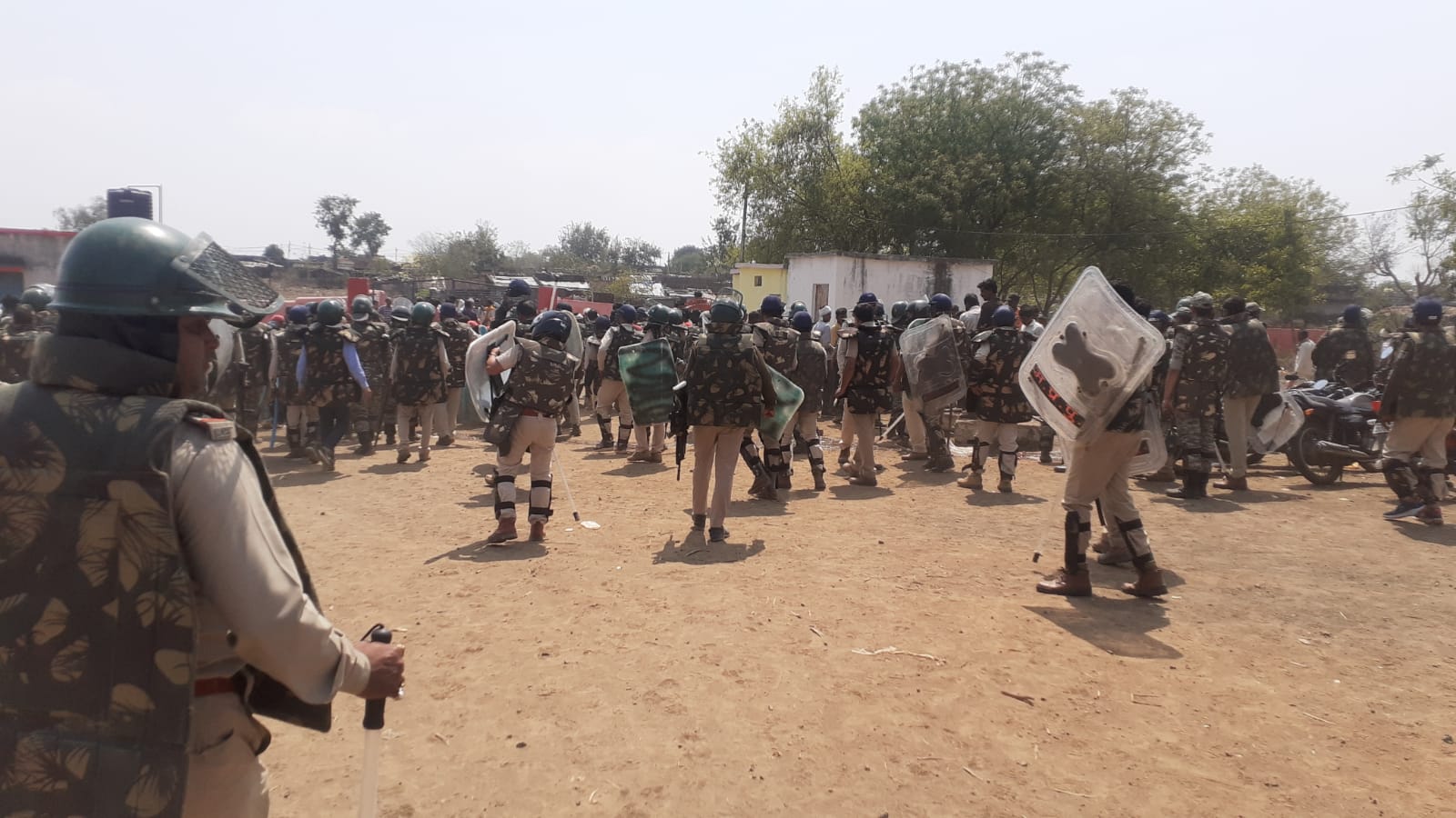 मुख्य वन संरक्षक खंडवा वन वृत्त आरपी राय ने स्वयं ही स्थिति का संज्ञान लेते हुए पूरे वृत्त से लगभग 100 वनकर्मी तत्काल मौके स्थल पर भिजवाए।