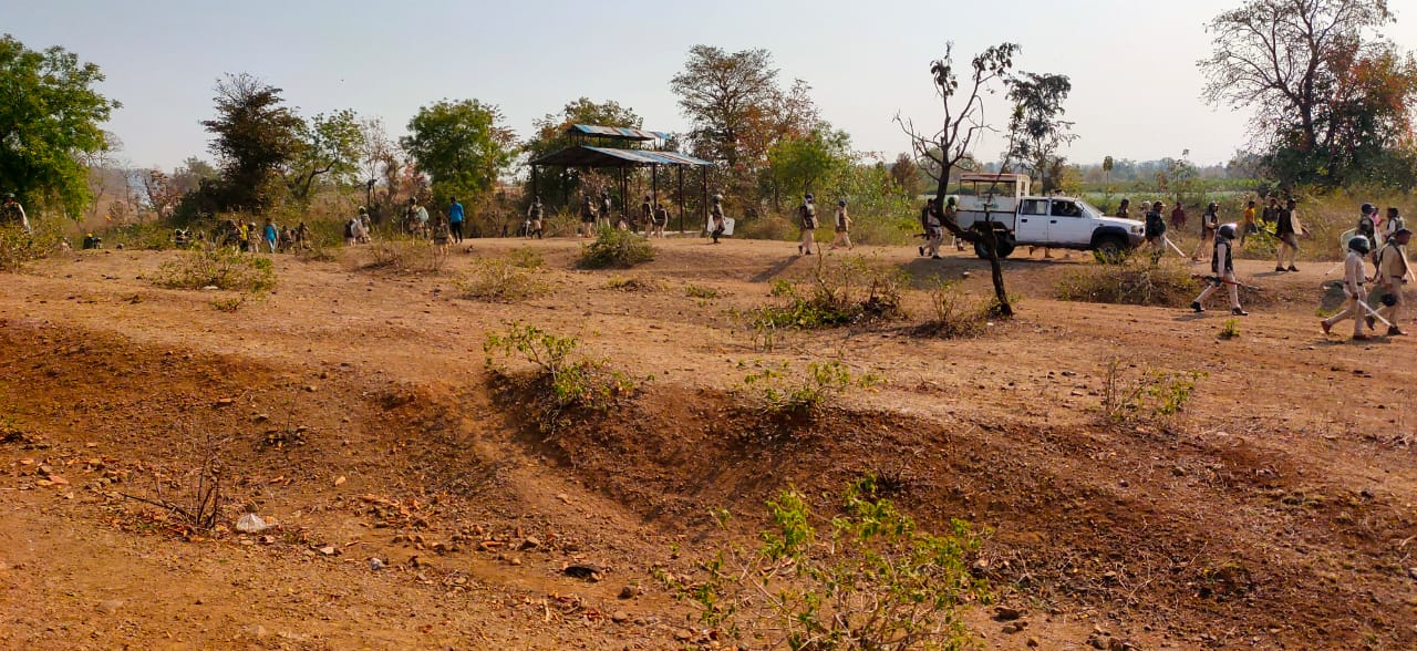 अतिक्रमणकारी लगातार जंगल काट रहे हैं। हालात ऐसे हो गए हैं कि अब चारों ओर मैदान नजर आने लगा है।