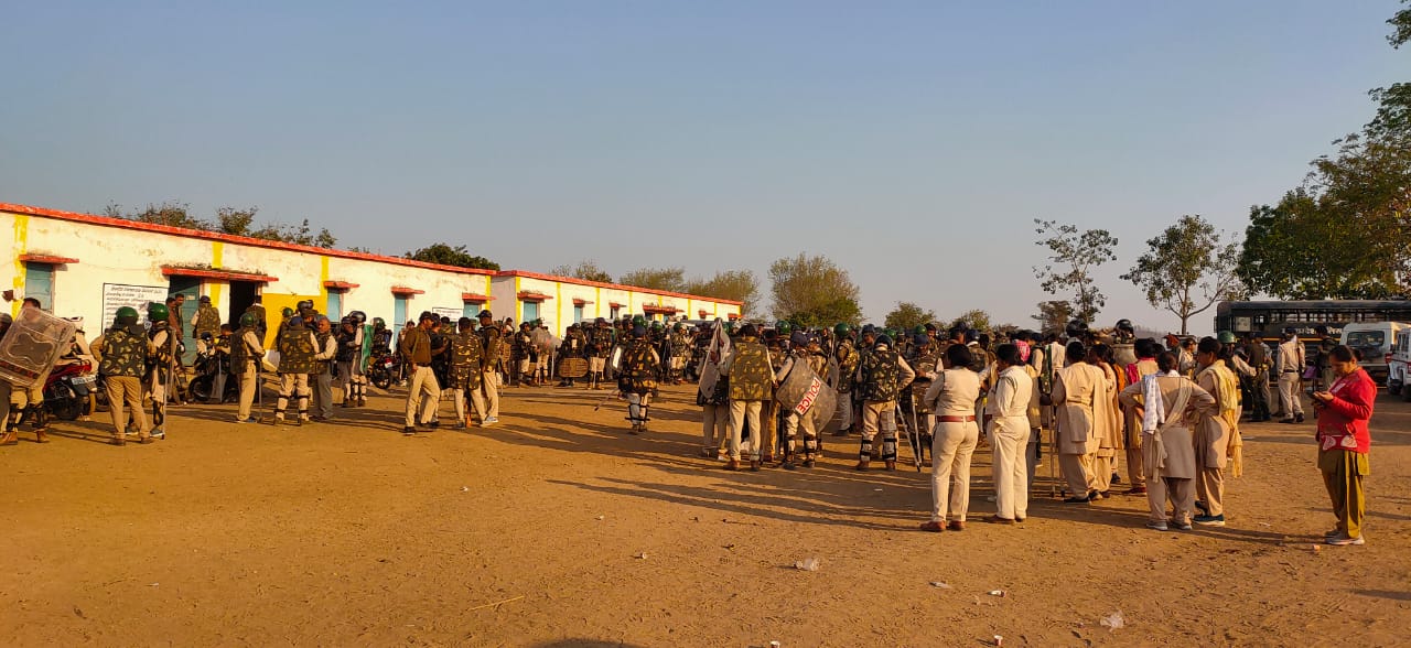 घाघरला के ‎स्कूल में एक-डेढ़ हफ्ते से‎ एसएएफ के 100 हथियार बंद‎ जवान तैनात हैं। 200 से ज्यादा‎ वनकर्मी भी मुस्तैद है। इनमें अधिकांश निहत्थे।