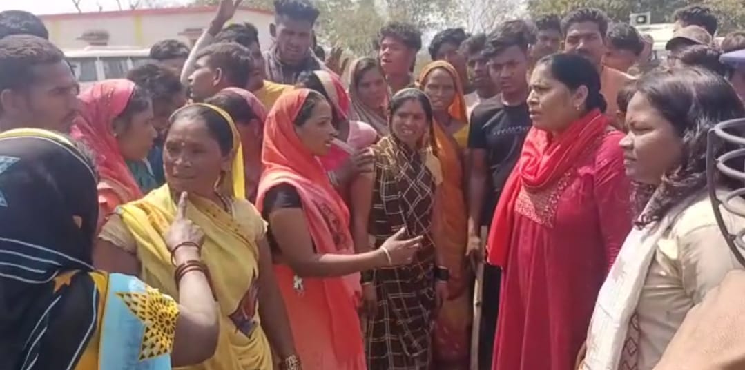 अतिक्रमणकारियों ने पहले बाकड़ी, सीवल, साईंखेड़ा और पानखेड़ा को निशाना बनाया। अब घाघरला के जंगल में अंधाधुंध कटाई की जा रही है।