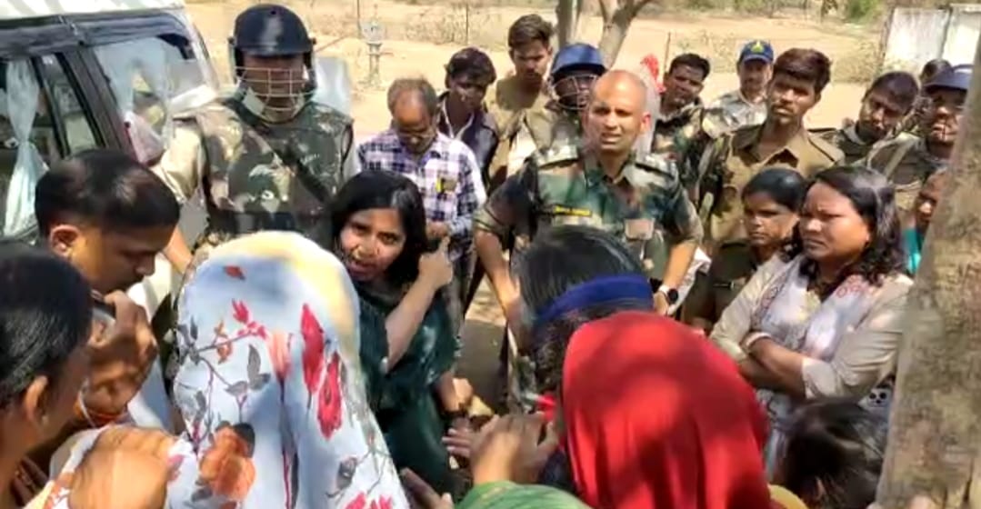 कलेक्टर भव्या मित्तल, एसपी राहुल कुमार लोढ़ा, एसडीएम हेमलता सोलंकी मौके पर पहुंचे। वे ग्रामीणों को समझाइश देते रहे।