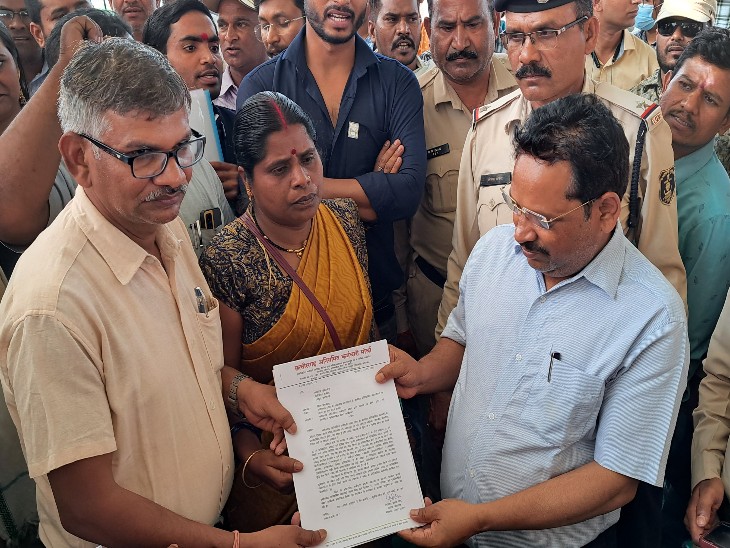 नवा रायपुर में नाराज कर्मियों ने जताया आक्रोश, धरना स्थल में पीने के पानी  को तरसे | Irregular Employees Nava Raipur Protest Chhattisgarh  Regularization Chhattisgarh Congress Government ...