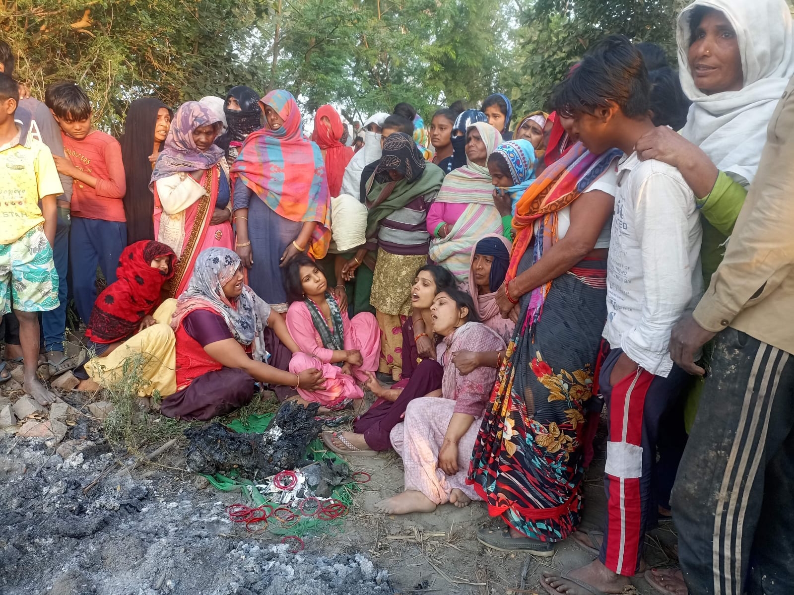 कुलदीप के मौत की सूचना पर परिजन टूट गए। ये कुलदीप के परिजन हैं, जिनका रो-रोकर बुरा हाल है।