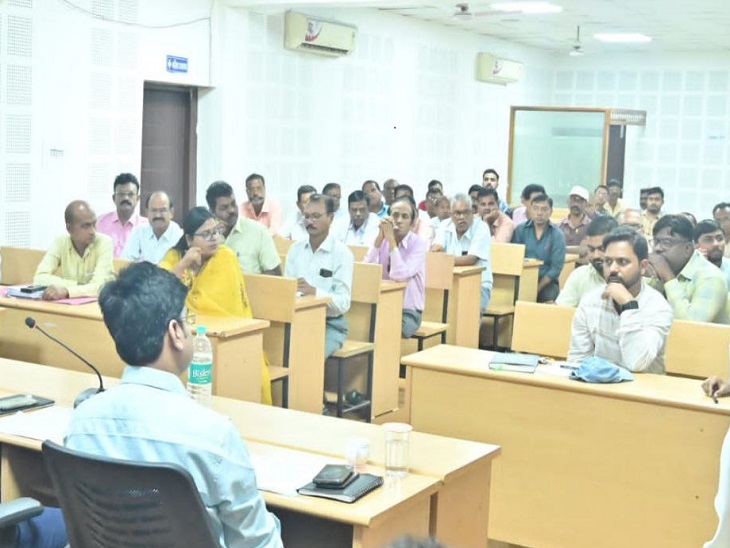 बैठक में मौजूद जोन आयुक्त व अन्य अधिकारी
