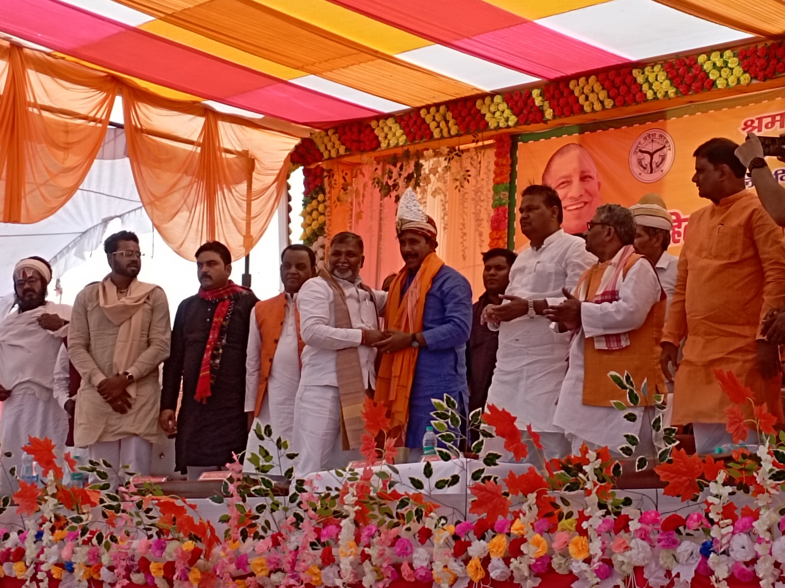 Anil Rajbhar Cabinet Minister Anil Rajbhar distributed checks worth more than Rs 5 ...