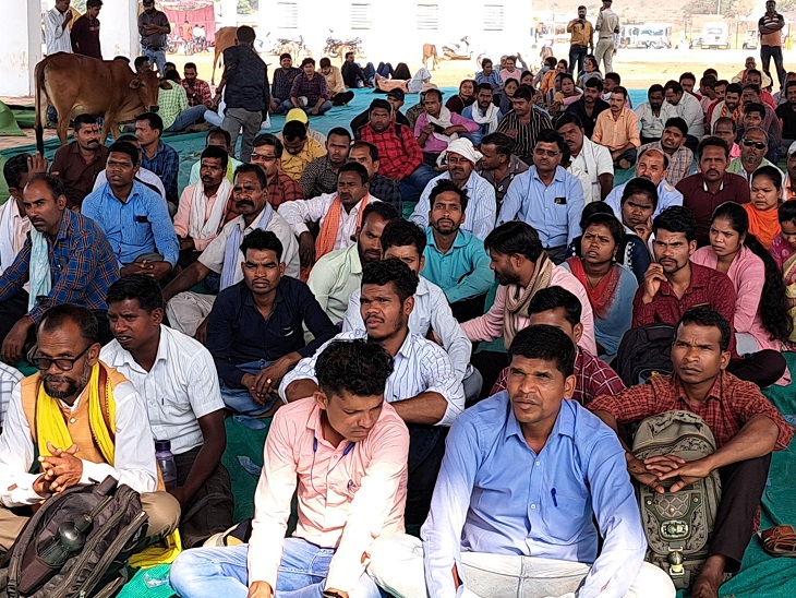 सरकार के खिलाफ नवा रायपुर में सैकड़ों की संख्या में बैठकर विरोध प्रदर्शन करते अनियमित कर्मचारी