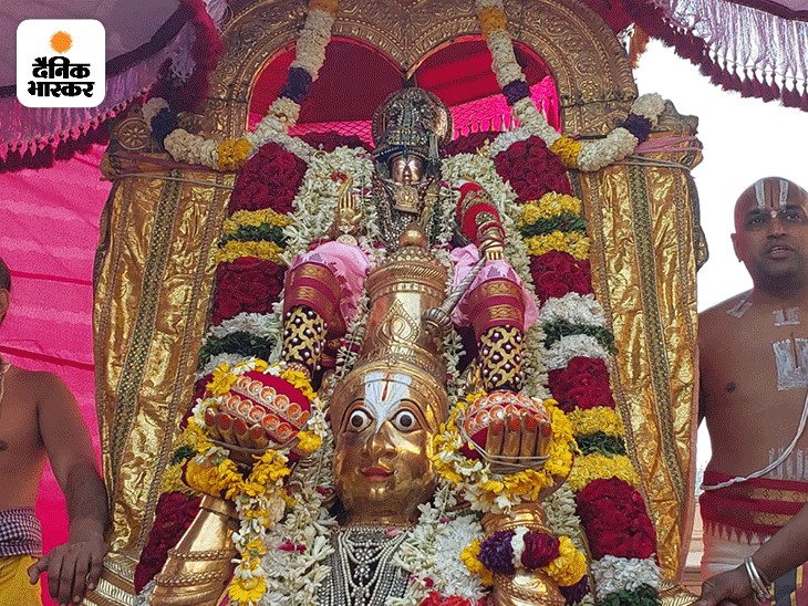 On the third day, Lord Ranganath sat on the Garuda vehicle, devotees