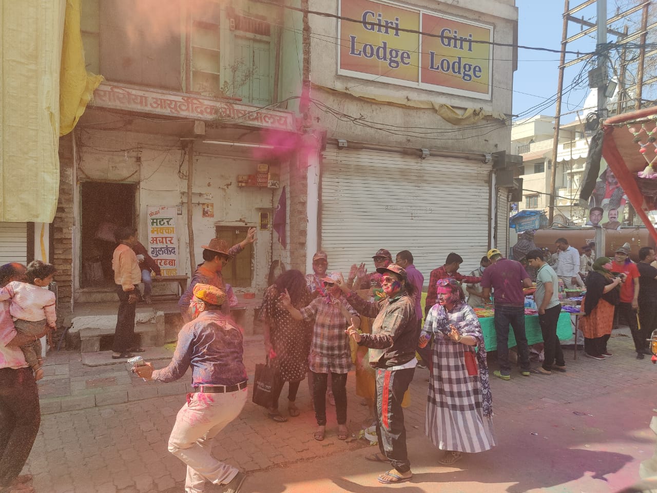 गेर में लोग अपने परिवार के साथ डांस किया तो महिलाएं भी होली खेली।