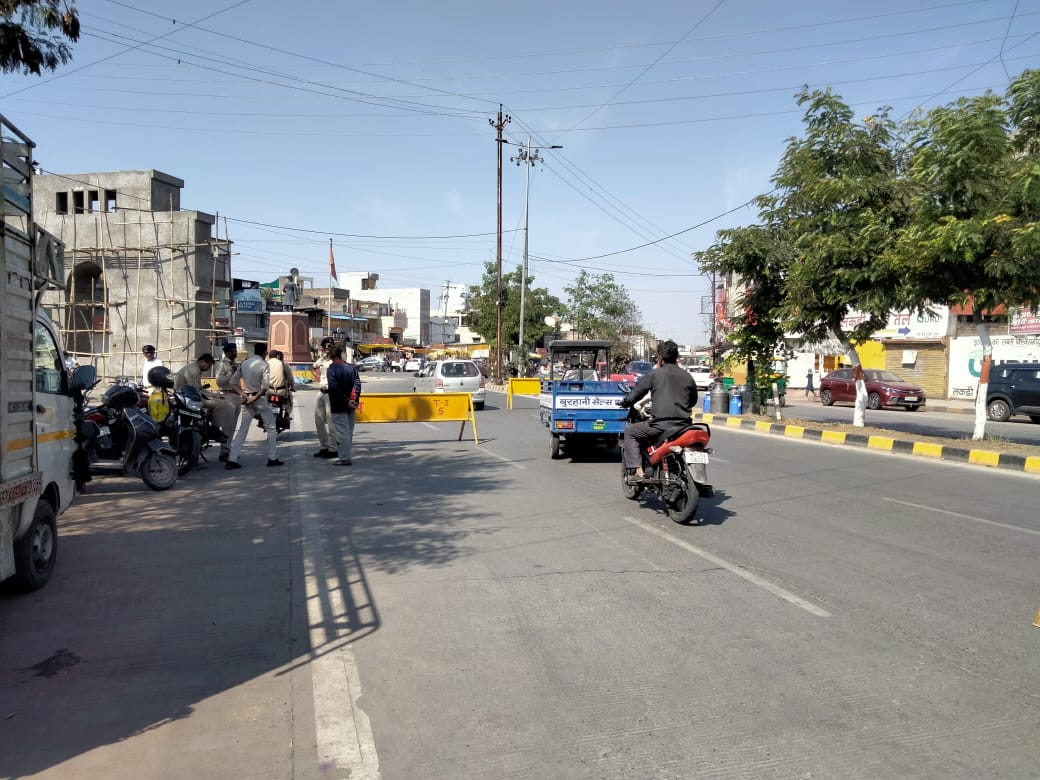 हुड़दंगियों पर नकेल कसने के लिए शहर में जगह-जगह पुलिस के चेकिंग पॉइंट बने है। संवेदनशील इलाकों में पुलिस फोर्स तैनात है।ड्रोन के जरिए भी निगरानी कर रही है।