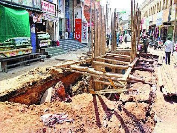 कई जगह सड़कों को खोदकर बना दिया गया है गड्‌ढा। इसे खतरनाक ढंग से खुला छोड़ दिया जाता है। इसमें गिरकर लोग घायल हो रहे हैं।