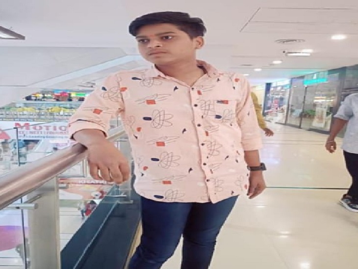 दो दिन पहले गड्‌ढे में गिरने से इसी युवा की मौत हो गई थी।