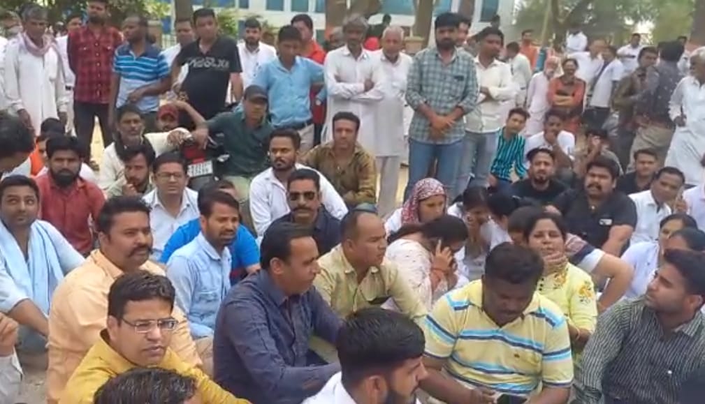 हसन की मौत को बाद सोमवार सुबह धरने पर बैठे साथी कर्मचारी।