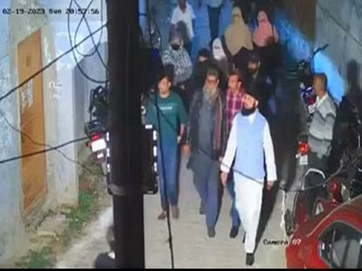 CCTV फुटेज में शाइस्ता के साथ बली पंडित (लाल शर्ट में) दिखा था।